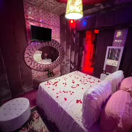 Love hotel Priamos Erato *